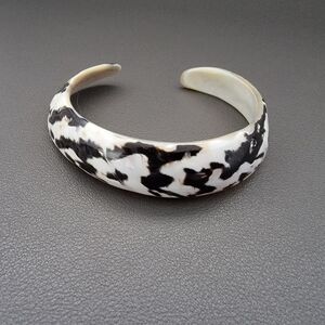 Vintage Black-Lipped Mother of Pearl Shell Cuff – Hand Carved